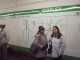 005Caro_Miriam_esperando_metro.JPG